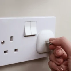 Reer - 29030 Steckdosenkappe UK -Kinderspielzeugladen 29030 socket cover uk use3 300dpi