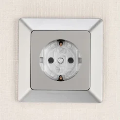 Reer - 32059 Steckdosenschutz, Klebbar, Transparent, 10 Stück -Kinderspielzeugladen 32059 32069 steckdosenschutz anwendung 01 300dpi