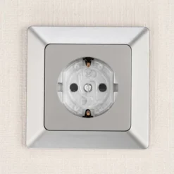 Reer - 32069 Steckdosenschutz, Klebbar, Transparent, 20 Stück -Kinderspielzeugladen 32059 32069 steckdosenschutz anwendung 01 300dpi 1